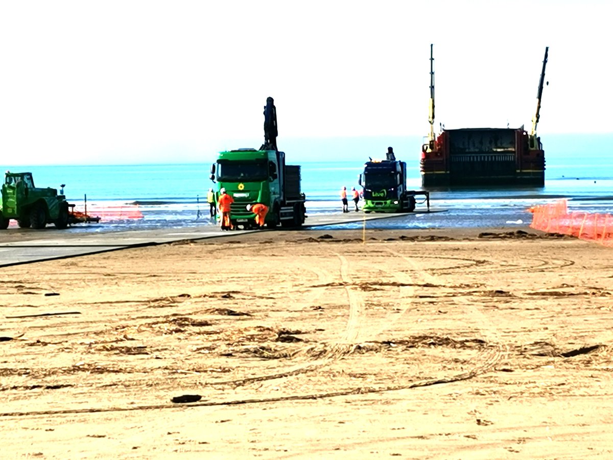 CmMorthin's tweet image. Barge in Morfa Bychan preparing to unload 500 kv transformer for the Nat Grid sub station at Trawsfynydd #nationalgrid #trawsfynydd #porthmadog #morfabychan