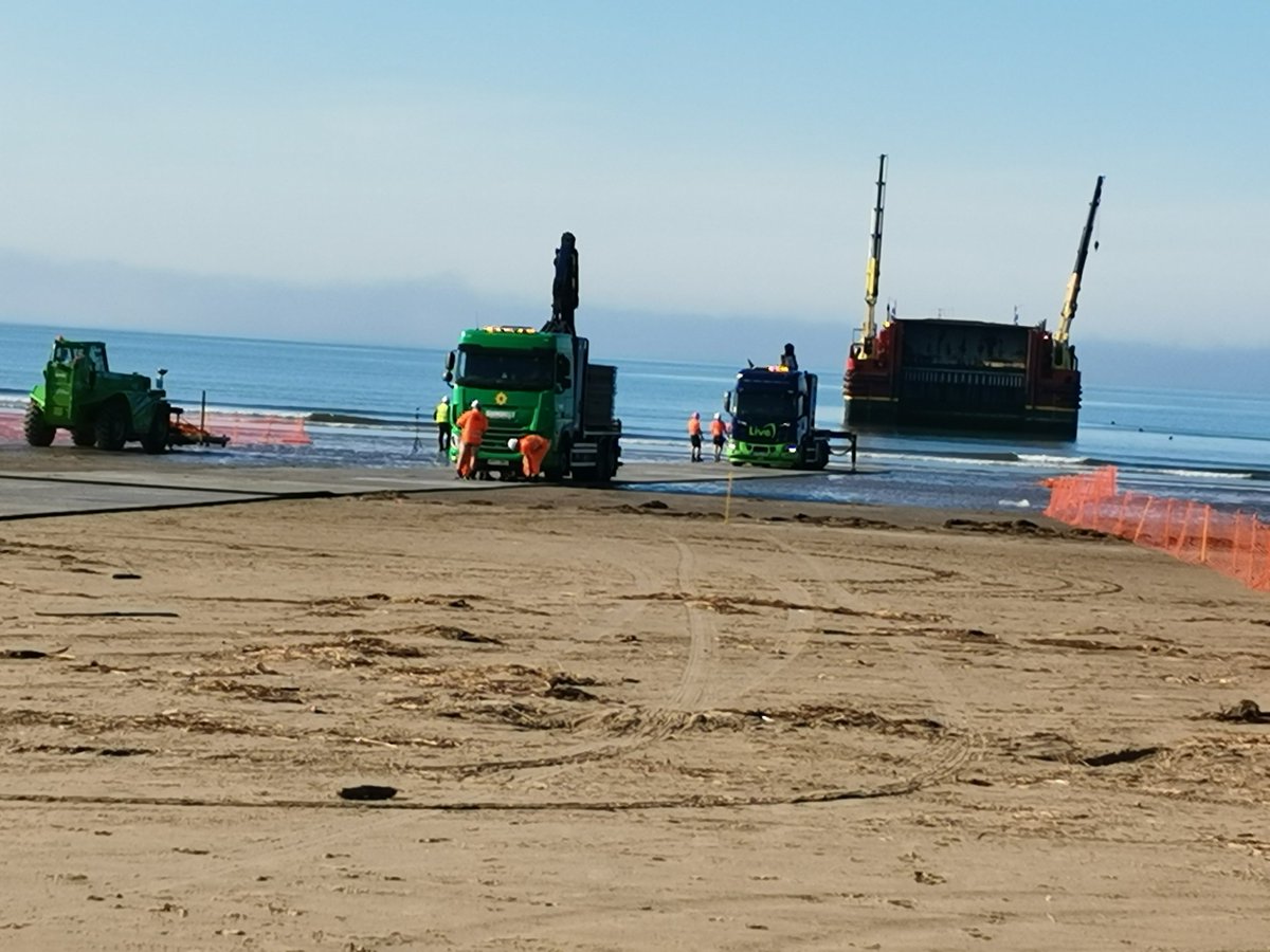 CmMorthin's tweet image. Barge in Morfa Bychan preparing to unload 500 kv transformer for the Nat Grid sub station at Trawsfynydd #nationalgrid #trawsfynydd #porthmadog #morfabychan