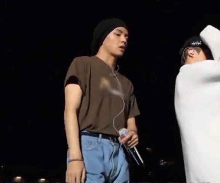 taehyung being a whole boyfriend —— a thread :)