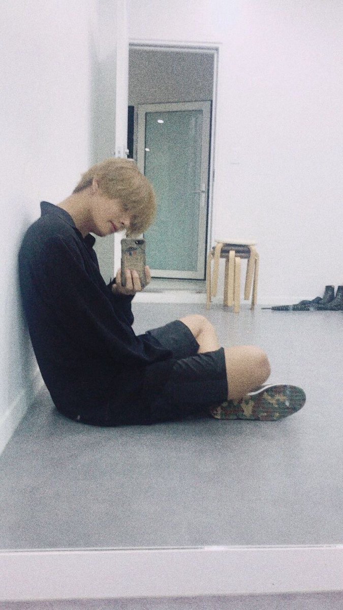 taehyung being a whole boyfriend —— a thread :)