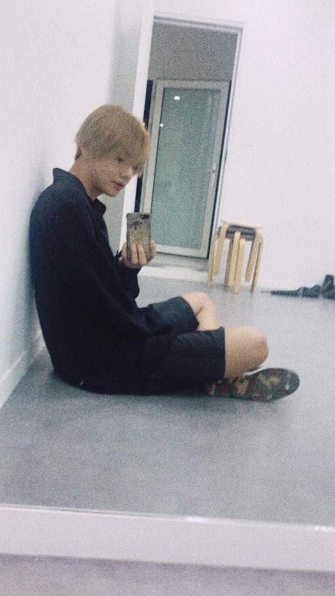 taehyung being a whole boyfriend —— a thread :)