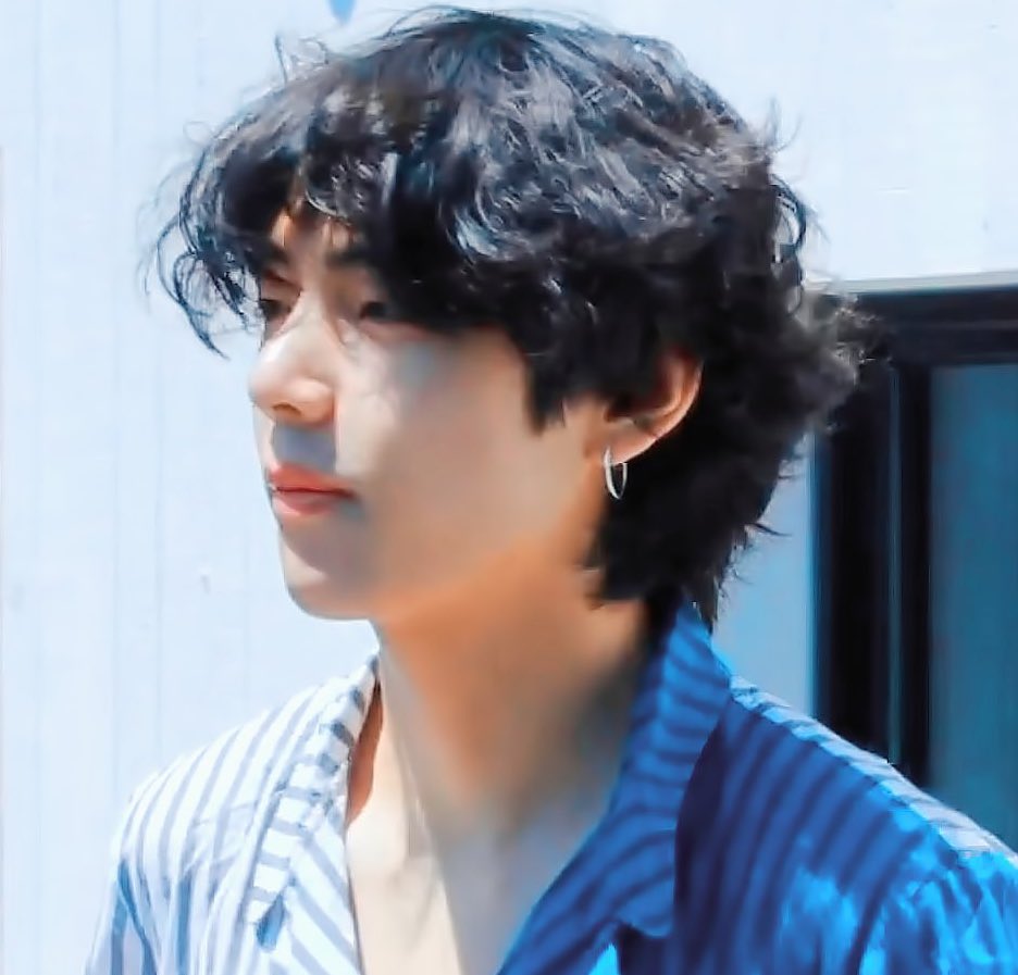 taehyung being a whole boyfriend —— a thread :)