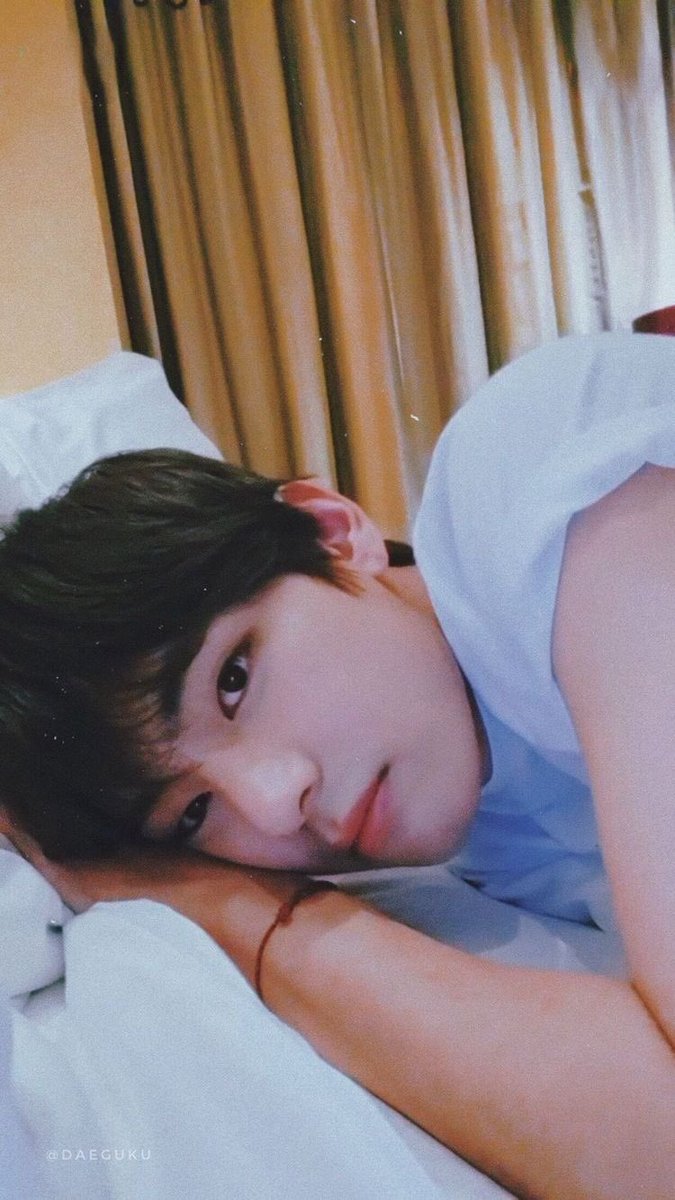 taehyung being a whole boyfriend —— a thread :)