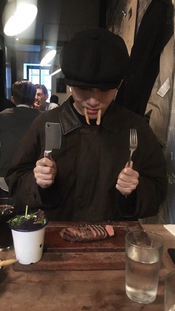taehyung being a whole boyfriend —— a thread :)