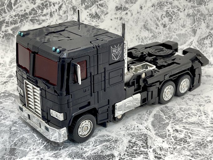 大分お求め易いお値段になってたのでMPブラックコンボイver.3を買ってみましたのよ。変形は細かいヒンジが多くて扱うのがちょっとヒヤヒヤするけど、ロボットモードのプロポーションと可動の両立が素晴らしい😊ただ膝と股関節のクリックの遊びが大きすぎてスゴイグラグラするのはちょっと難点。 