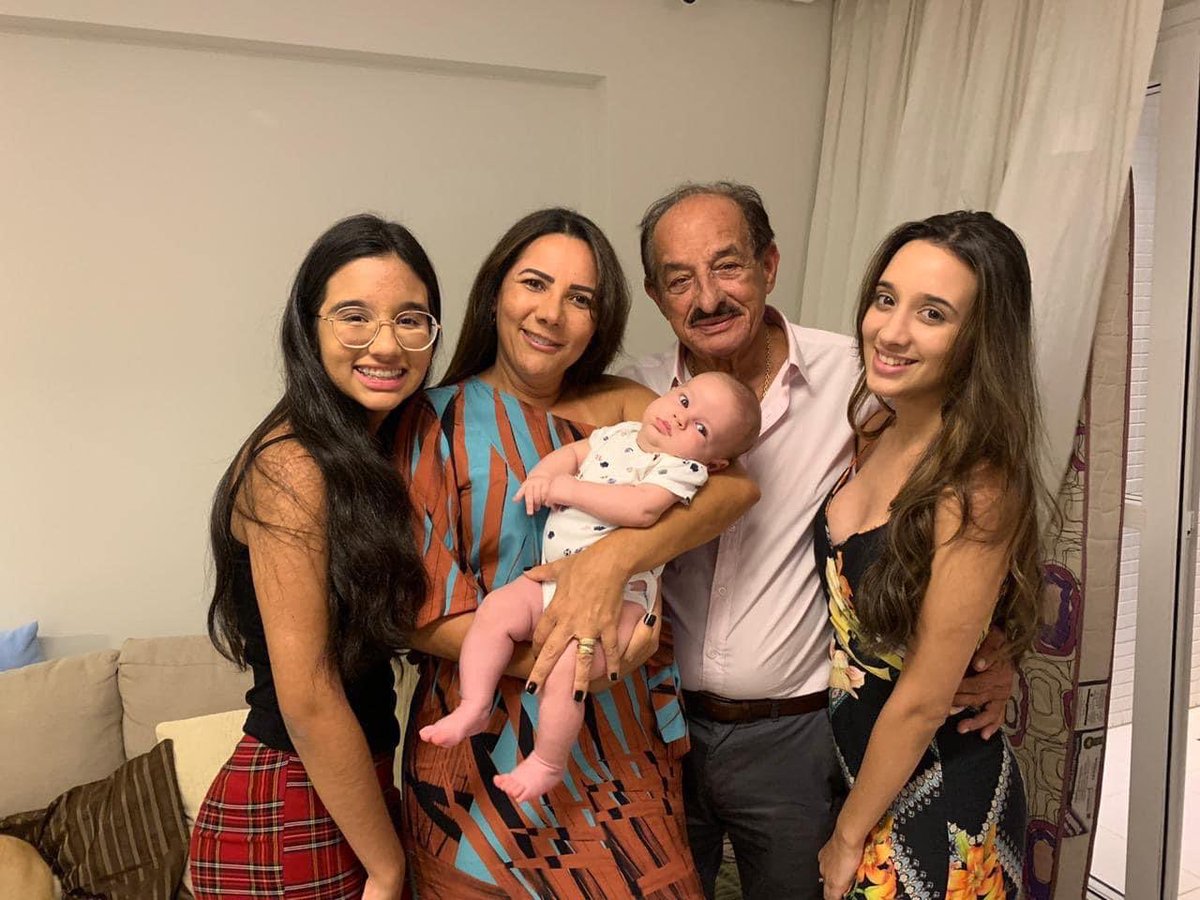 fgitabuna's tweet photo. Minha maior riqueza, meu bem maior, minha família. Agradeço a Deus por vocês em minha vida e por todo apoio que me deram e sempre dão.
Amo cada um de vocês. 👨👩👧👦💙
#familia #bemmaior #amorincodicional #bisneto https://t.co/GkcfWs9C3U