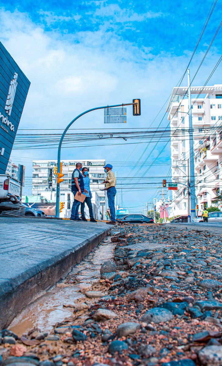 caasdrd's tweet photo. Nuestros ingenieros supervisan trabajos de corrección de averías en la ciudad, una vez resueltas las mismas se procede con el relleno y asfaltado de las vías intervenidas.

Tenemos el compromiso de ofrecer a la ciudadanía un servicio eficiente y de calidad.

#llegandoytrabajando https://t.co/gPoWU572PG