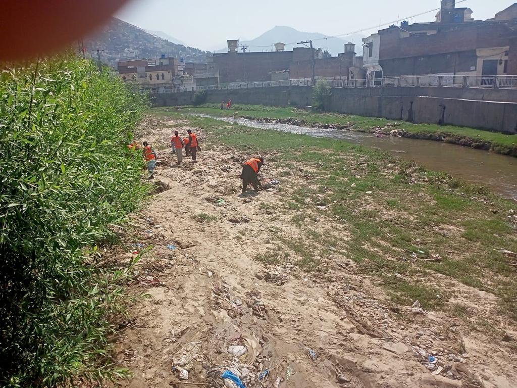 SwatWssc's tweet photo. مینگورہ خوڑ ہم سب کا ہے۔ ہم سب کو اس کو صاف ستھرا رکھنے میں اپنا کردار ادا کرنا چاہیے۔
خوڑ کے دونوں طرف رہنے والے اگر یہ عہد کر لیے کہ وہ اپنے گھر، دوکان کے ساتھ خوڑ کو بھی صاف رکھنے میں تعاون کریں گے ، تو انشاء اللہ بہت جلد یہ ایک تفریحی مقام میں بدل جائے گا۔
#WSSCSwat https://t.co/WaeCBZgxSG