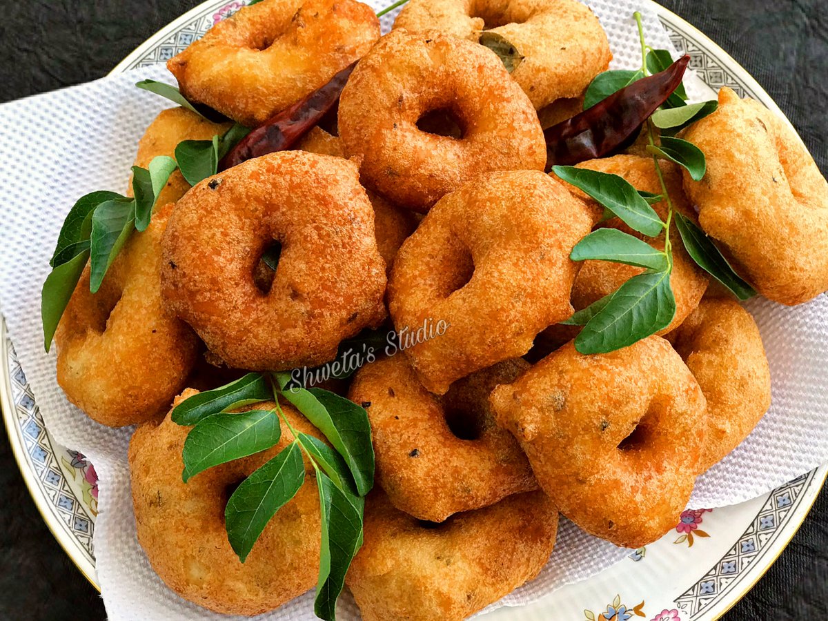 ShwetaStudio's tweet photo. Medu Vada Recipe: https://t.co/GBzccVgmFf

#veganrecipes #homemade #homemadefood #breakfast #breakfastideas #breakfastlover #glutenfreevegan #vegan #breakfastrecipes #indianstreetfood #southindianbreakfast #gharkakhaana #vadasambhar #tasteofindia #festivalseasonfood #vadai #vada https://t.co/iXMU5xgIFD
