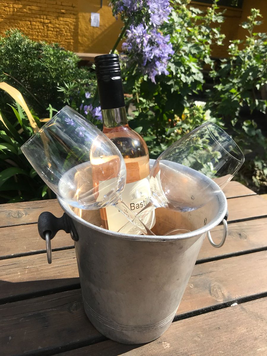 Bottle of Rosé in the Sun.... what more could you want 🤐 
#camberwell #rose #wine