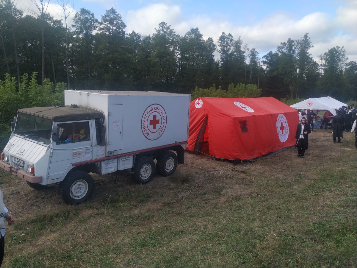 IFRC_Europe's tweet photo. Belarus Red Cross volunteers are providing heated tents, blankets, food and drink to 1,070 people stranded in the border zone between Belarus and Ukraine. 
Pilgrims were headed to Uman to celebrate the Jewish New Year, but could not cross the border due to #COVID19 restrictions. https://t.co/ikWI2gYVMX