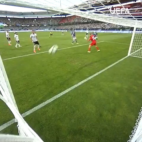 Cool. Calm.  Happy birthday, Julian Draxler  | 