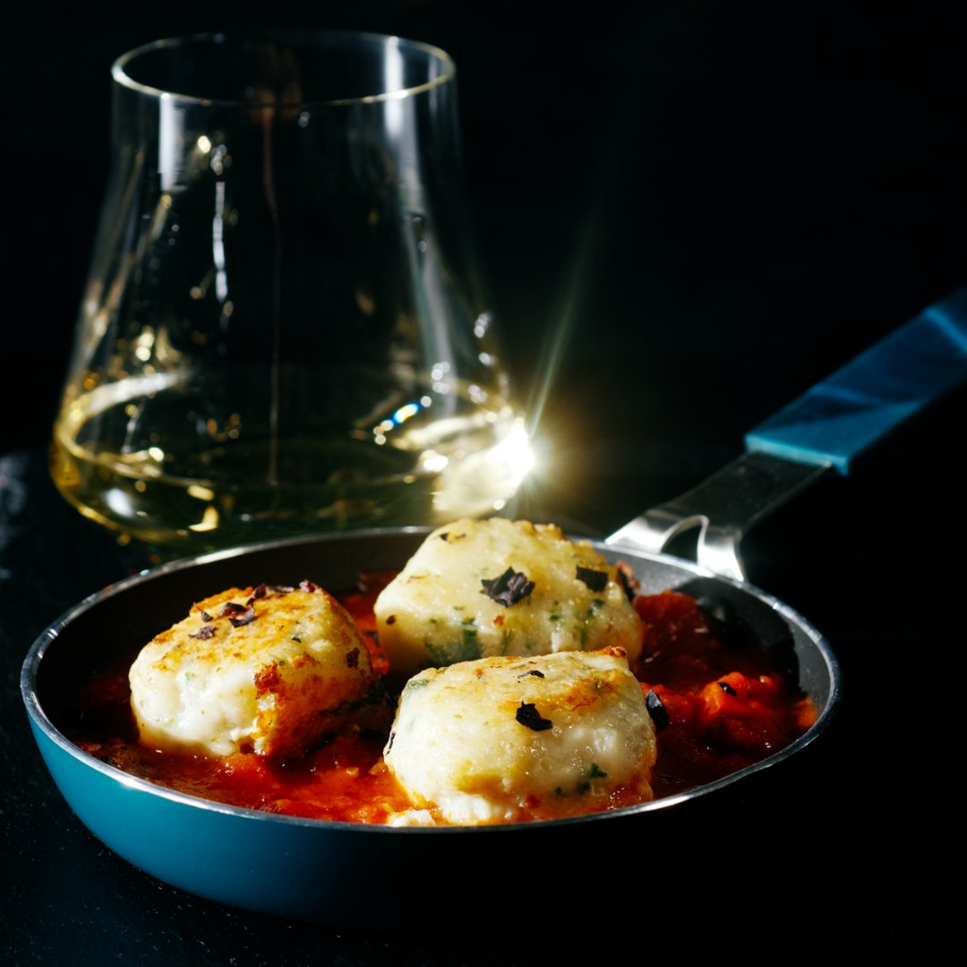 delipair's tweet photo. Sicilian Cod #Fishballs (based on @PetiteCook recipe) & a glass of #oldworld #wine. We went for #cotedor #chardonnay, as prescribed by Delipair app. #Polpette and #bourgognewine went along perfectly. Tried and tasted!
#sicilianfood #foodpairing #francewine #winepair #wineandfish https://t.co/WPiPjYvMti