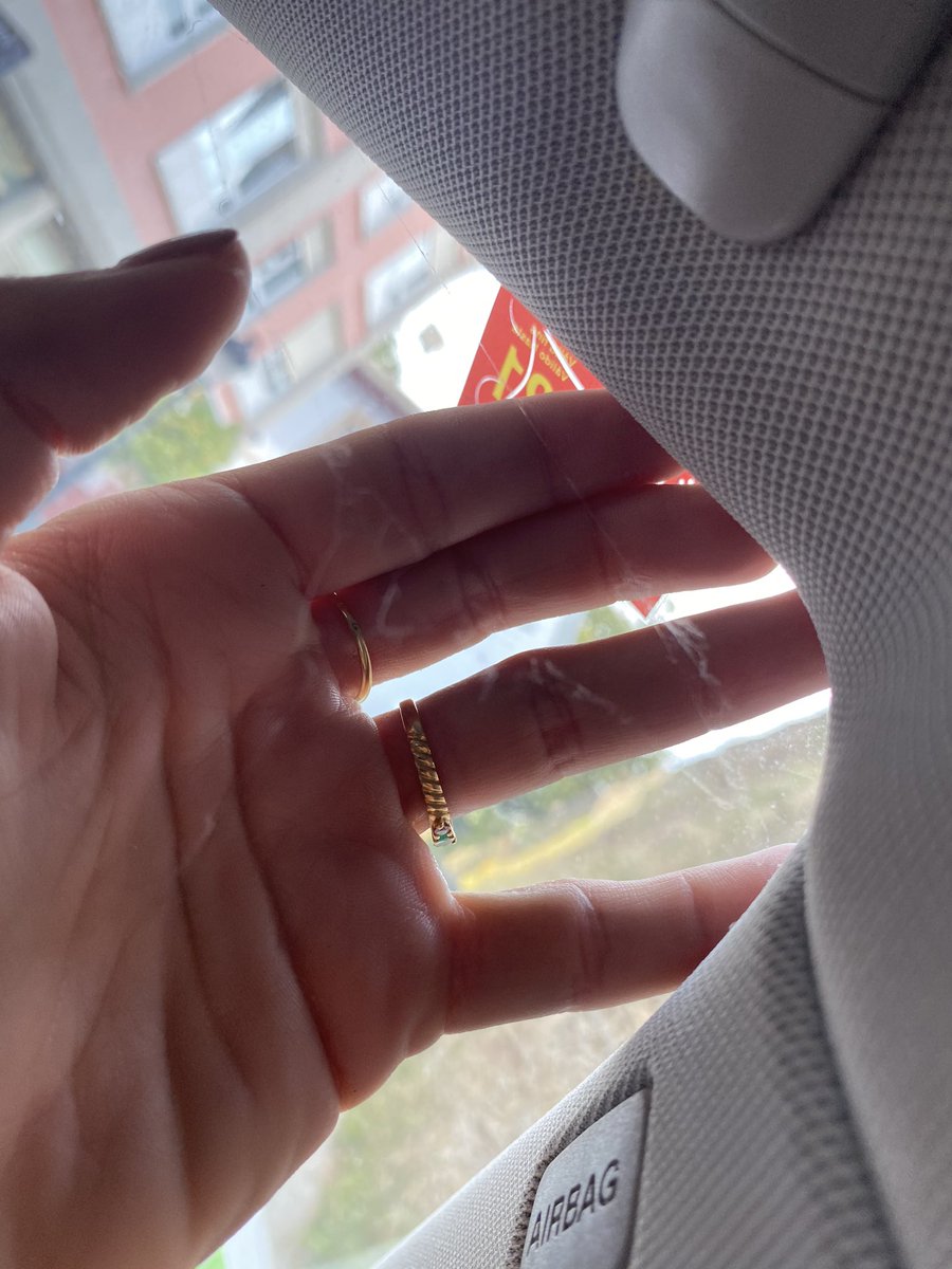 Rouss_vs's tweet photo. @audispain
NO os compréis de esa marca. Después de tener que cambiarme el motor y llevar mi coche meses en taller me entregan el COCHE SUCIO, CON TELAS DE ARAÑA Y SIN AGUA. Aunque los 29,95€ por limpieza SI ME LOS COBRARON Os iré contando la historia de lo que me pasó con ellos https://t.co/wPikNpza9e