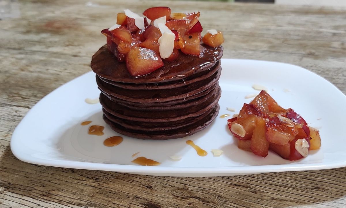 Pancake al cioccolato con frutta caramellata is.gd/SxsGUy #Dolci #Ricette #Gastronomia