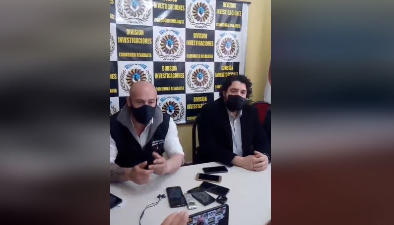 con_sello's tweet photo. Seguí en vivo la conferencia de prensa de @massonifederico y la @dpicomodoro por allanamiento en el marco de la causa del IPV

https://t.co/HlikNYVJfT https://t.co/USkt7svUCT