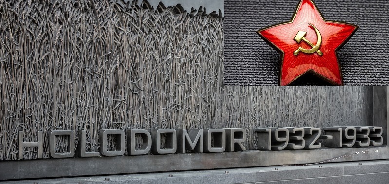 El Holodomor fue una hambruna masiva provocada por Stalin en las regiones productoras de cereales de la Rusia soviética y Kazajstán.Quiere decir exterminación por hambre.