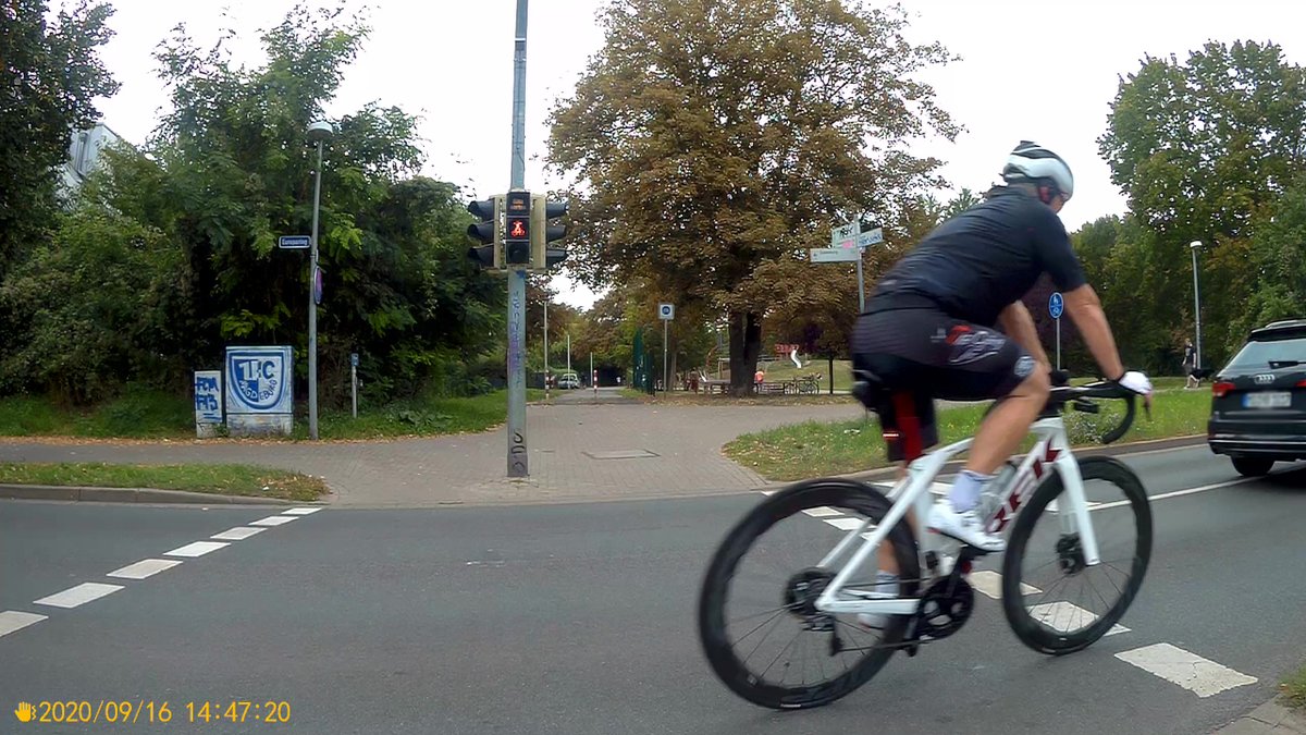time_is_up_md's tweet image. Wertschätzung für Radfahrer von Autofahrern in #Magdeburg. Symbolbilder.

+Ampelbereich
+durchgezogene Linie
+minmaler Seitenabstand

Läuft. #mgif