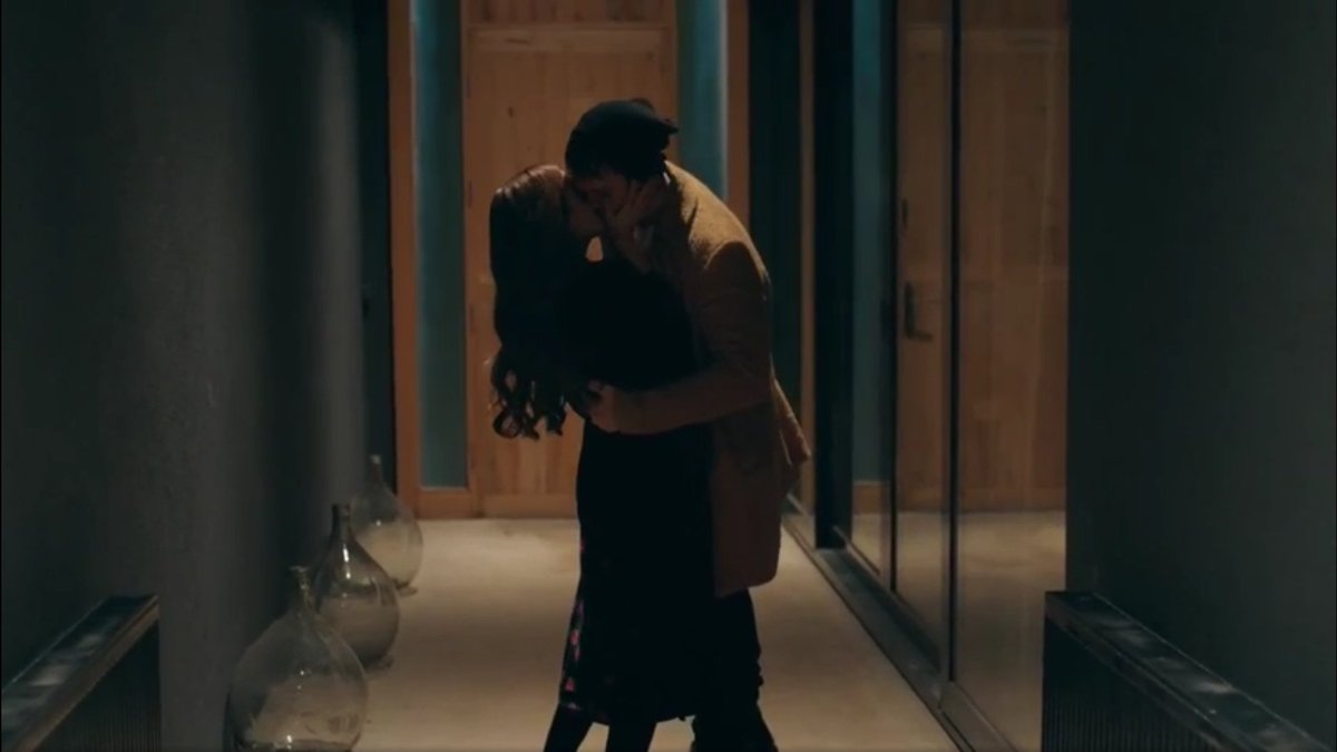 Yamac kissing efsun before leaving Her house and promising Her that they Will definitly meet  #efyam +