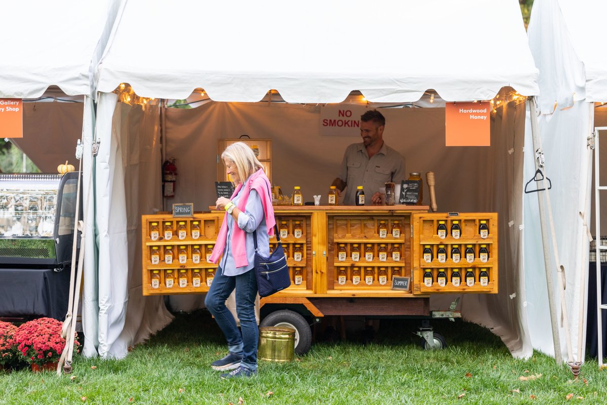 NewfieldsToday's tweet image. On the weekends, enjoy special activations from some of Newfields’ most beloved partners including @LiterHouse, @mccluresorchard, @OliverWinery, @SunKingBrewing, @SmokingGoose, and @westforkwhiskey. Discovernewfields.org/harvest-days

(Photo from Harvest 2019)