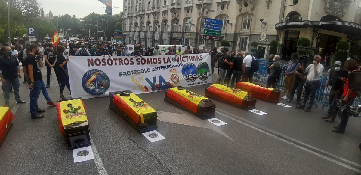 alhucema66's tweet photo. Demoledor que los valientes que tomaron el testigo de aquellos defensores de la democracia asesinados por ETA sigan muriendo por la indolencia del gobierno
¡¡Estos son los muertos que tienes que honrar @sanchezcastejon!!
#YoSiLoLamento
#16SEPMadrid
#EquiparacionYa @jusapol https://t.co/XXUaLyqoRq