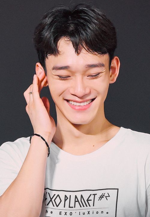 Jongdae smiling brightly to lighten up your tl:a very important thread