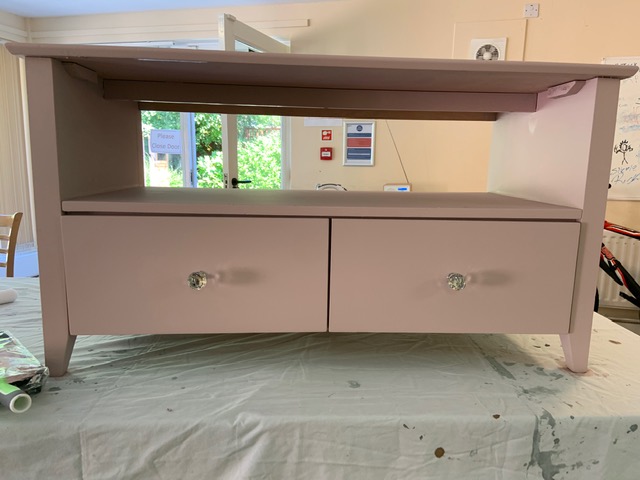 KeyCommunityNE's tweet photo. YP at Askins get a master-class in upcycling from Sharon, KEY's Accommodations Mgr. Ta-dah - what a transformation!! 👏👏 #upcycle #diytherapy #houseproud https://t.co/MU2zQEZ8Tx