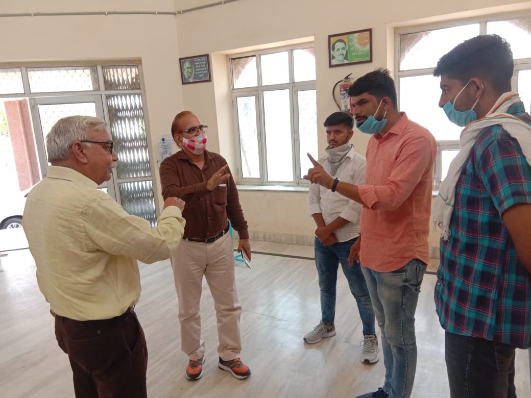 Ramniwaskukna's tweet photo. आज बीकानेर संभाग के महाराजा गंगासिंह विश्वविद्यालय के तहत आने वाले सभी महाविधालयों में आयोजित होने वाली अंतिम वर्ष की परीक्षाओं के प्रश्न पत्र में बढ़ते कोरोना संक्रमण के हालतों व छात्रहित को ध्यान में रखते हुए दूसरे विश्वविधालयों के तर्ज़ पर परीक्षाओं का आयोजन करने की माँग की । https://t.co/08TTRR55JF
