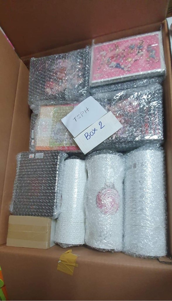 Teudoongiekshop's tweet photo. There are some changes sa eta kase puno na yung box and need na iship out. Sa second picture yun yung mga items na kasama sa box na to(eta:3-4weeks from now). 🤗❤️
#TSPHUPDATES https://t.co/Z2mFWhNQry