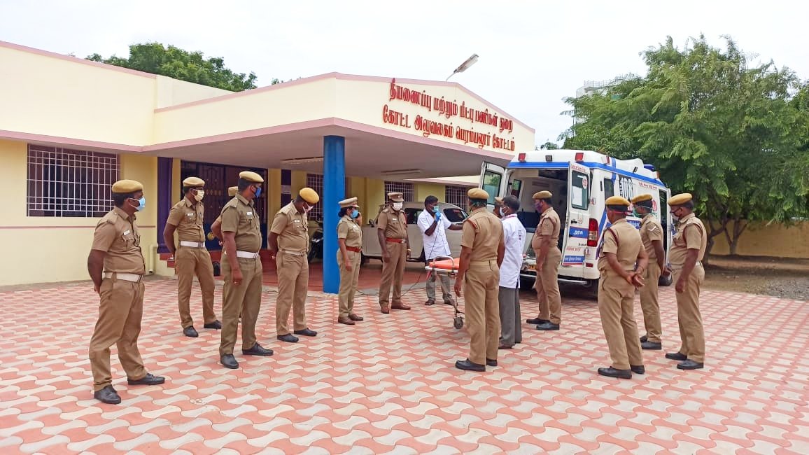 tnfrs_official's tweet photo. உலக முதலுதவி தினத்தையொட்டி பெரம்பலூர்(ம)அரியலூர் ஒருங்கிணைந்த மாவட்ட தீயணைப்பு(ம)மீட்புப் பணிகள் துறை சார்பாக அலுவலர்(ம)பணியாளர்களுக்கு  Basic Life Saving First Aid &amp; Advanced Medical First Aid குறித்த சிறப்பு வகுப்பு நடத்தப்பட்டது.
#Firefighters #WorldFirstAidDay2020 #TNFRS https://t.co/9xmRDNO5Vi