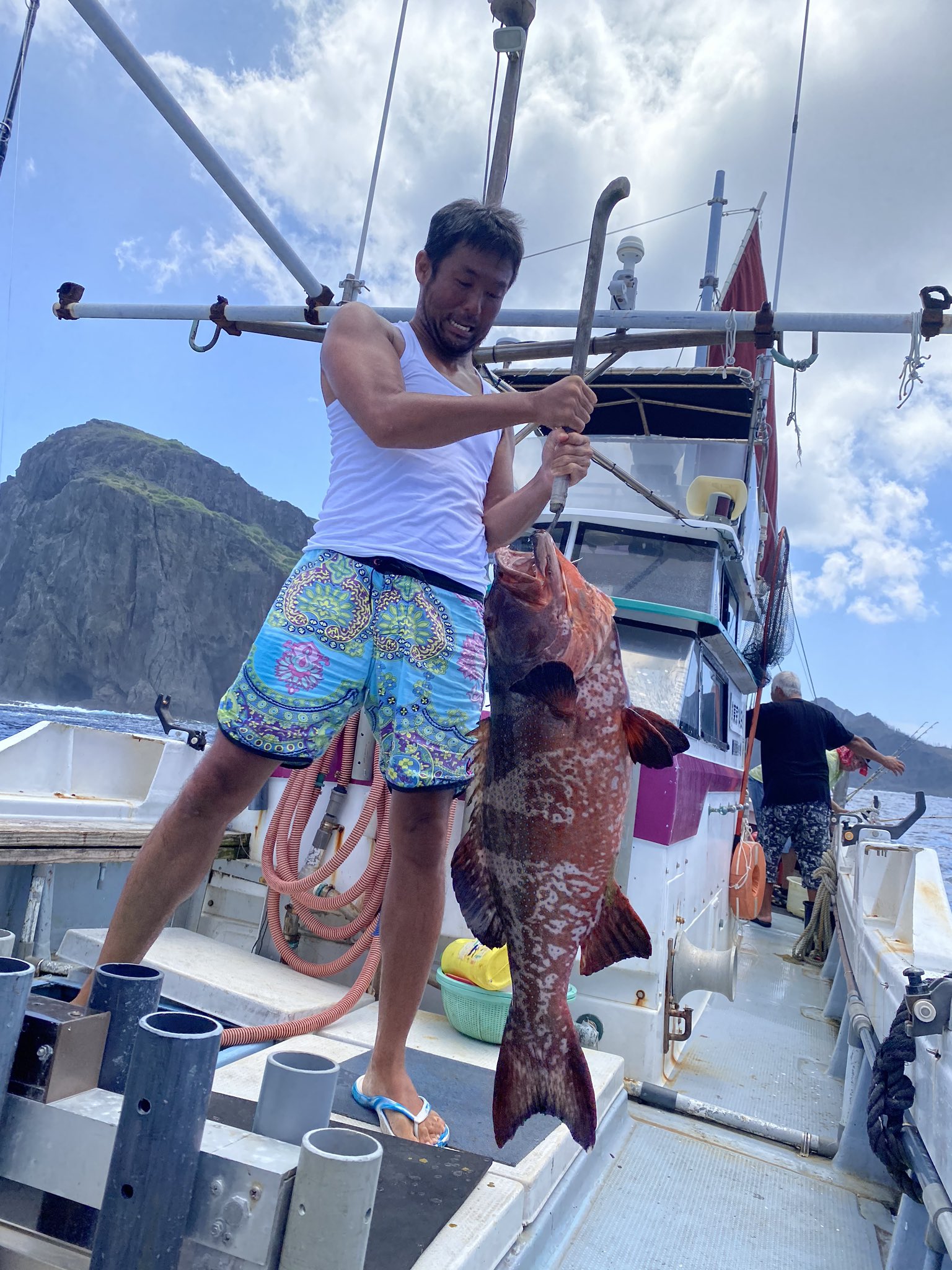 懐石割烹 輝 きらり 昨日 今日と人生初の船釣りしました カンパチ狙いのはずが日本記録級の激レア魚との事でした アカジン カッポレー イソマグロ T Co 3y6eyiptmb Twitter