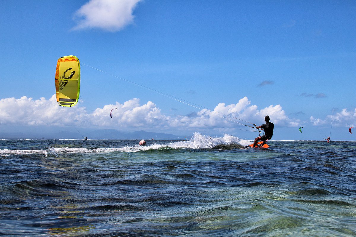 DublinKite's tweet photo. There are many great locations to try kite surfing in Ireland. Kite surfing is an action sport combining aspects of wakeboarding, surfing, paragliding, and sailing into one extreme sport.🪁🏄‍♀️

#DublinKiteFestival #KiteSurfing #KiteFlying #StaySafe #InThisTogether https://t.co/Rl35pJZ9W2