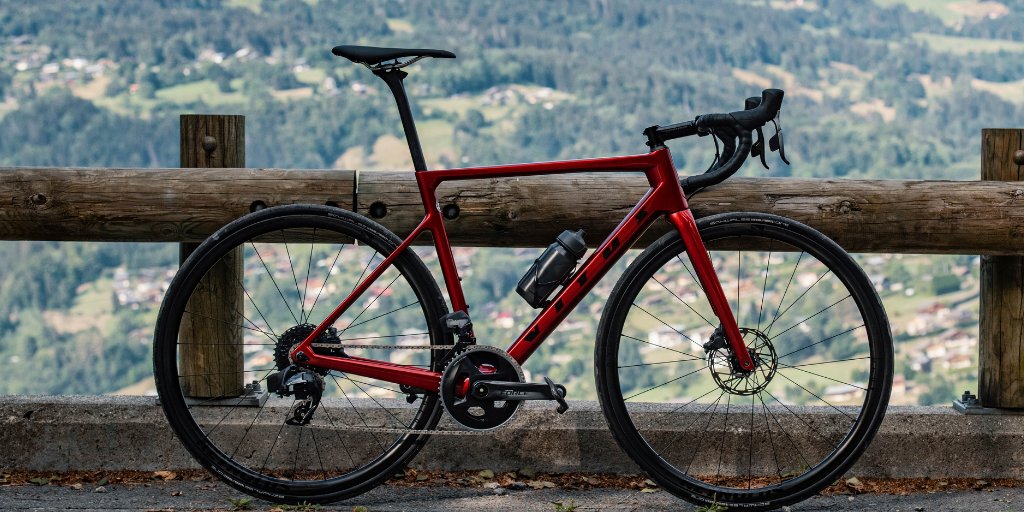 Zero compromise on components, design and looks! The new 2021 Vitesse EVO looks 🔥🔥. Learn More - bit.ly/Vitus-Vitesse-… #RIDEMORE #vitusbikes #cycling #roadbike