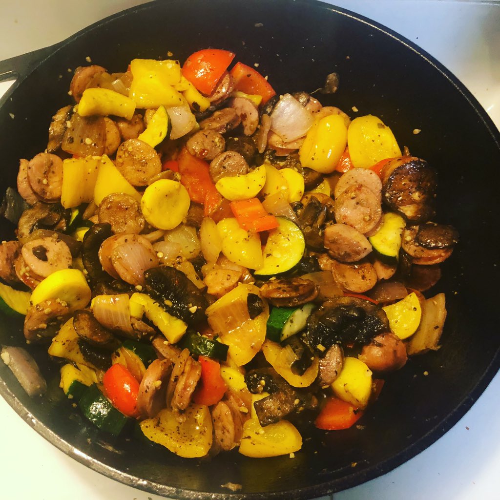 Chicken sausage vegetable skillet.
(Top with ranch, you will thank me later)
https://t.co/UStCui2fzC
#skilletmeals #castiron #lodgecastironskillet #lodgecastiron #healthyfood #healthyrecipes #healthymeals #castironcooking #calebbrown65bbq #countylinebbq
Lodge Cast Iron https://t.co/M7qjif0wAN