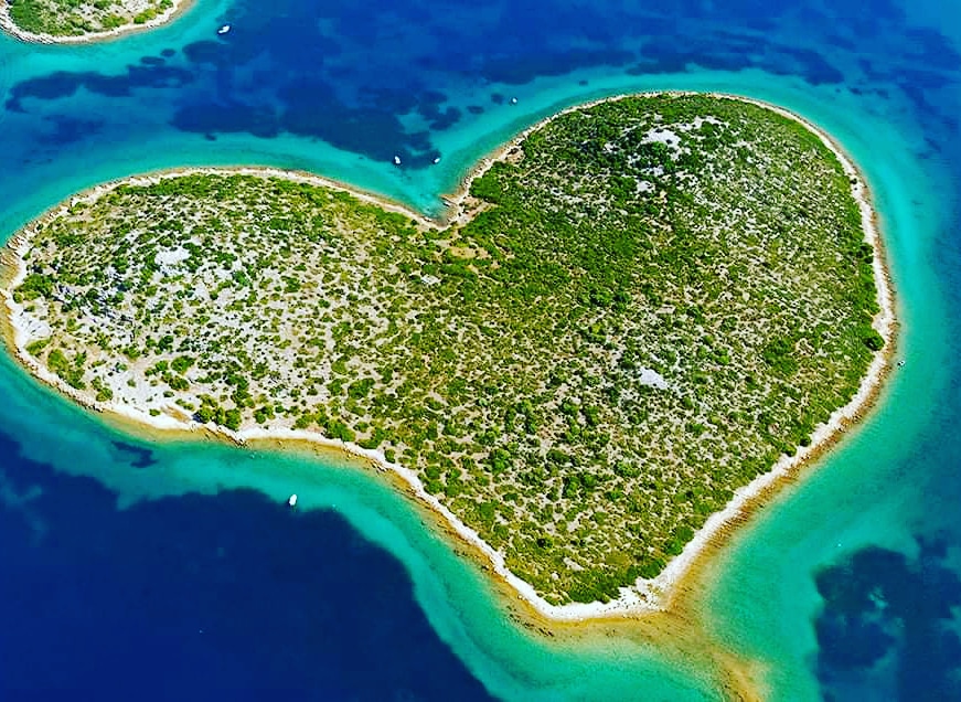 A heart from the Adriatic Sea! 💙🇭🇷
#summerfun #summerincroatia #kroatien #hrvaska #dalmatia  #croatia  #croazia #chorvatsko