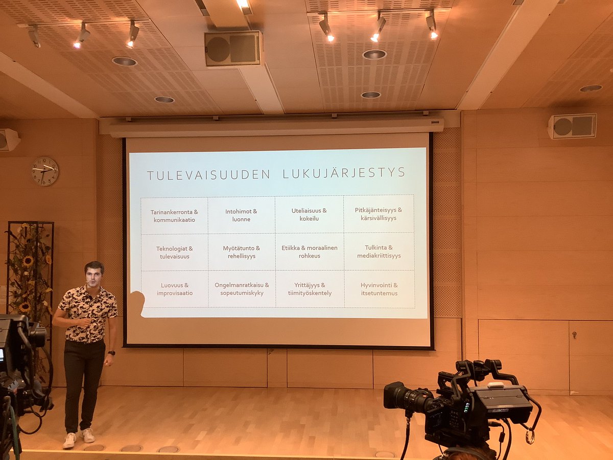 Tulevaisuuden lukujärjestys by <a href="/PerttuPolonen/">Perttu Pölönen</a> haastaa <a href="/gradia_fi/">Gradia</a>’n ja kaikkien koulutuksen järjestäjien toiminnan nyt ja tulevaisuudessa. Pertun marraskuussa ilmestyvää uutta kirjaa #tulevaisuudenidentiteetit odotellaan jo innolla 🤩 #gradiagoesfuture