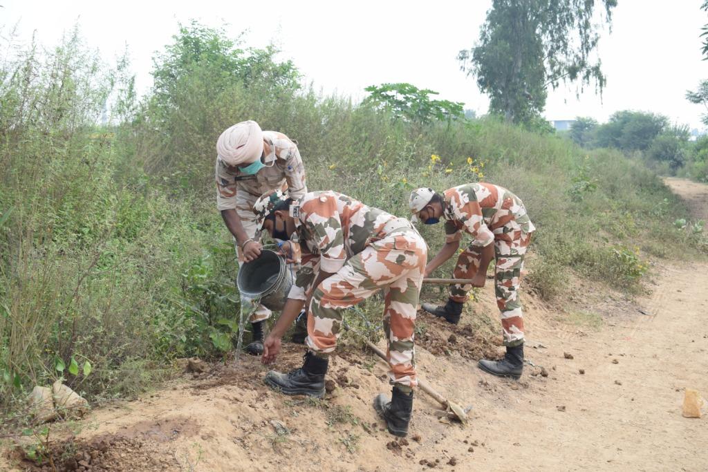 26Itbp's tweet image. Plantation drive by 26th BN ITBP Ludhiana Punjab on 16.09.2020

“हम सभी ने मिलकर यह ठाना है,
कि घर-घर में पेड़ लगाना है”
#26thbnhimveers
#plantation2020