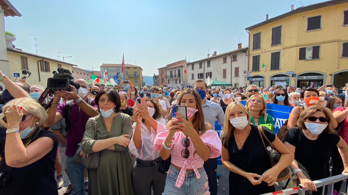 GrimoldiPaolo's tweet photo. Saluti da #Sorisole #Bergamo, i migliori sondaggi ci arrivano dalla gente che incontriamo nelle piazze! In bocca al lupo al sindaco uscente Stefano #Vivi, gli auguriamo di continuare a svolgere l’ottimo lavoro svolto fino ad oggi!! #Grimoldi #Lega #Lombardia #Salvini #iovotoLega https://t.co/DtKy3jytyr