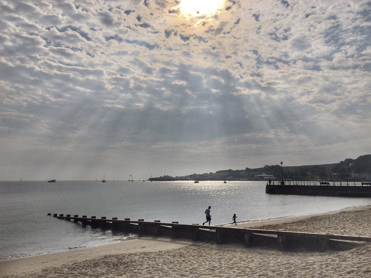 CloudAppSoc's tweet image. RT @ruths_gallery: Loved the crepuscular rays over Swanage beach this morning when the sun insisted on hiding behind a layer of mackerel clouds 😩

@ThePhotoHour @StormHour @metoffice #loveukweather #Staycation2020 @WeLoveSwanage @CloudAppSoc