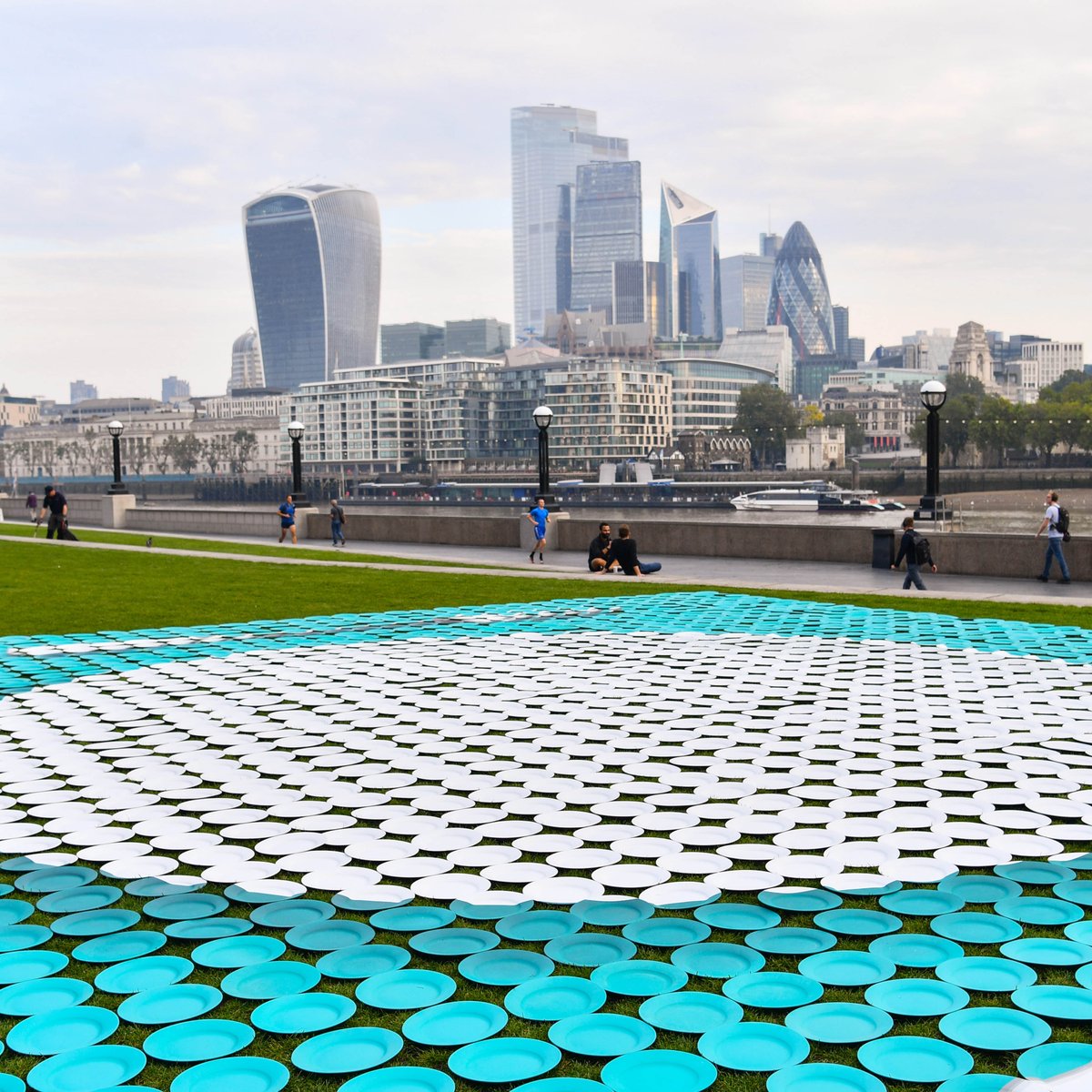 Each plate represents 1,000 school children. The 1,800 plates mean that 1.8 million children every day are at risk of starting the school day hungry. 
<a href="/magic_breakfast/">Magic Breakfast</a> 

Watch - bit.ly/32l3x3h

Learn more - heinz.co.uk/silencetherumb…

#SilenceTheRumble #EndChildFoodPoverty