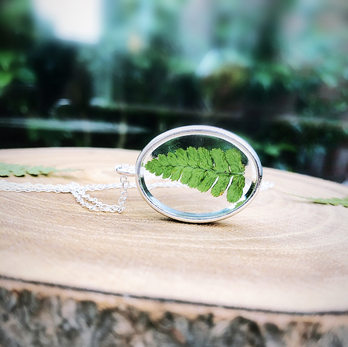 DevonsentX's tweet image. Is there anything more ‘Devon’ than a necklace with a real piece of Dartmoor fern inside? 🌿
*
*
#handmadejewellery #necklace #fern #realflowerjewelry #resinjewelry #madeindevon #handmadewithlove #dartmoor #devonsentjewellery #giftideas