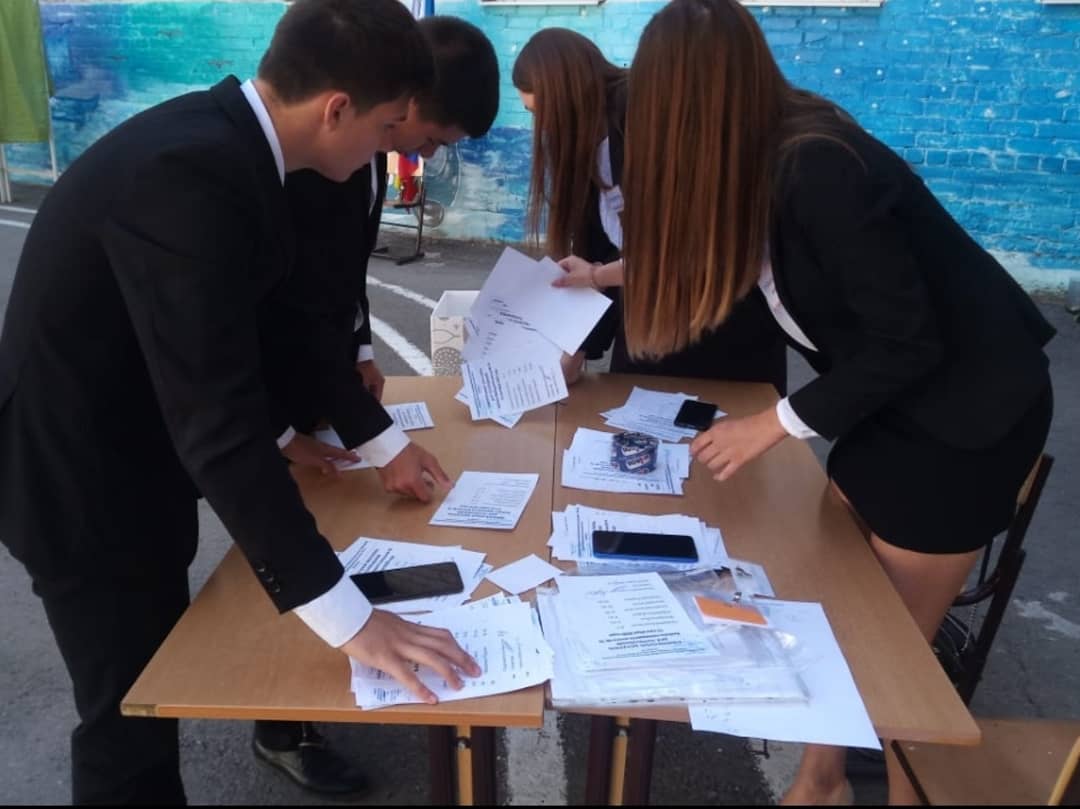 конкурс избирательный участок на юбилее. школа 10 красногорск учителя. голосование в школе. молодежь голосует на выборах. места для голосования в школах.