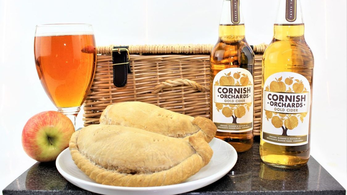 Cornish_Hampers's tweet photo. This #vegan hamper will make a great lunchtime treat for two, containing two @cornishpremier Mediterranean-inspired vegan pasties and two bottles of a famous Cornish cider from @cornishorchards 🍎🍻👉 https://t.co/UkqiSuzN4n

#CornishHamper #Cornwall https://t.co/hYyeNtaC9L