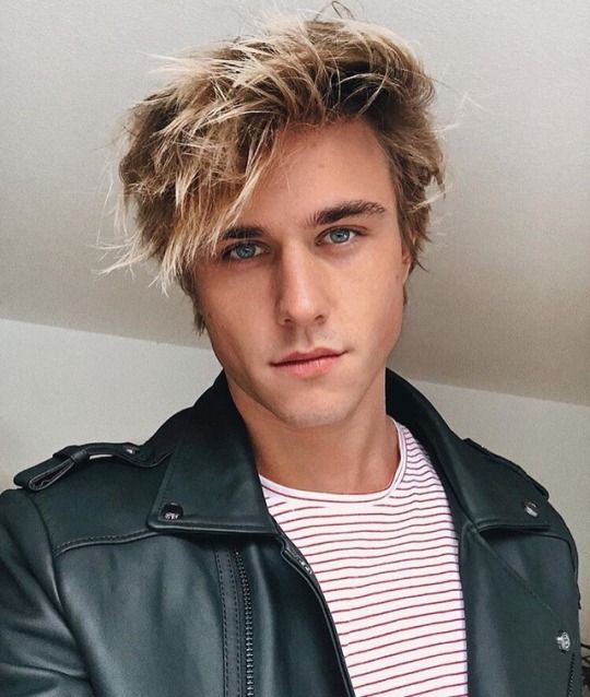 NateBParnell's tweet photo. o cabelo todo bagunçado https://t.co/LVNAM90FSF