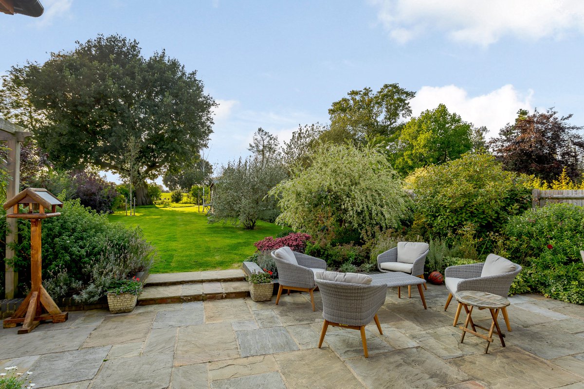 struttsharp's tweet image. Beautifully remodelled 4 bedroom detached house in charming #Codicote #Launching today at £950,000.  Airy and light with large garden backing onto the fields but just a minutes walk from the #Village