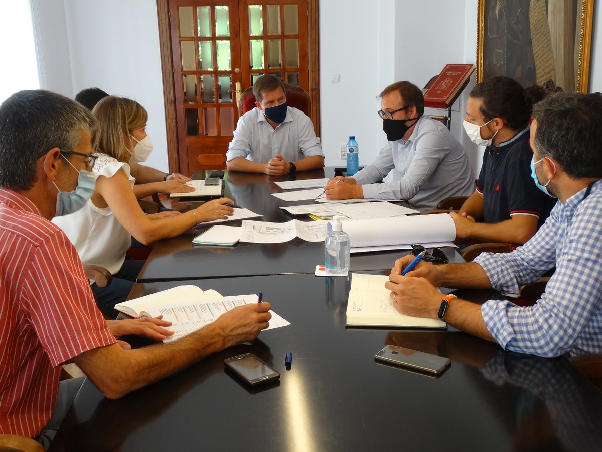 Avancem en fer realitat el nou col·legi Pla de la Mesquita. Hui ens hem reunit amb la direcció del centre i amb els arquitectes redactors del projecte per tal d'analitzar les necessitats i les possibilitats que brinda el nou emplaçament. En breu es presentarà el projecte inicial.