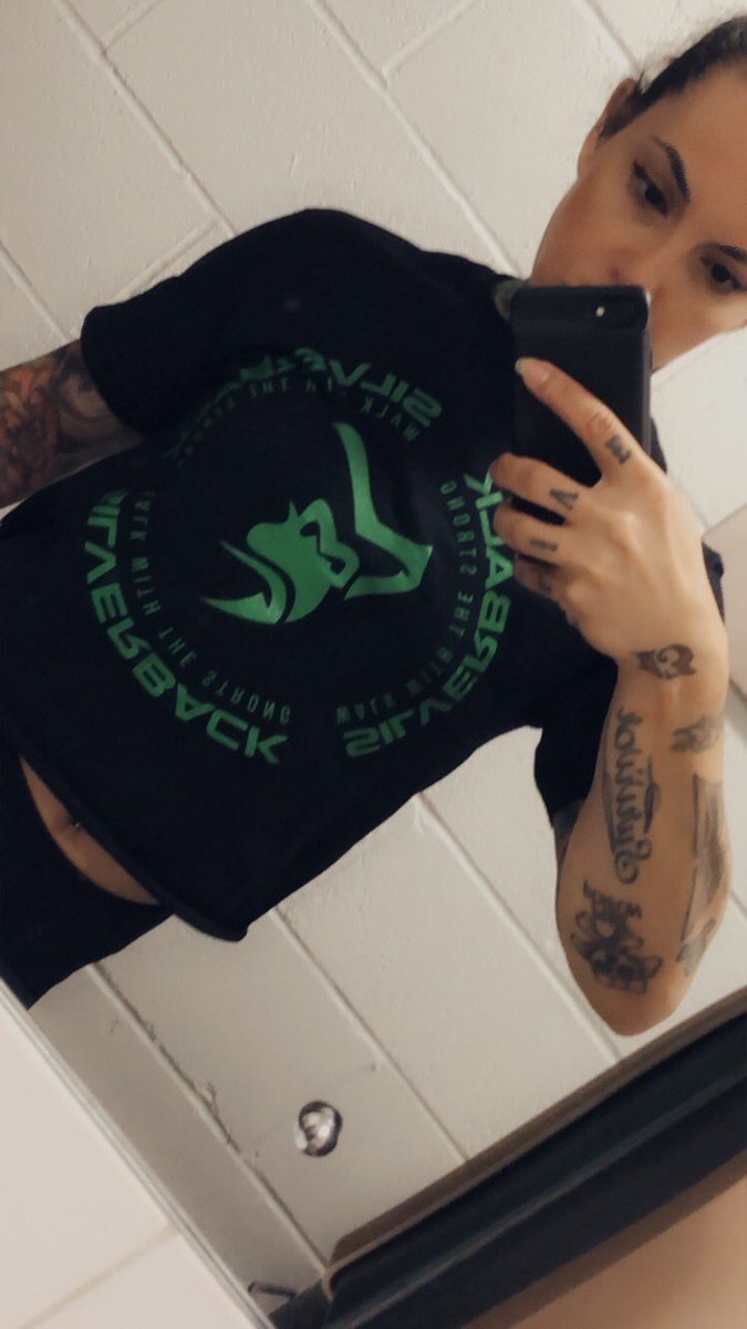 Missy_Poison1's tweet photo. Shameless pre training selfie reppinโ silverback #walkwiththestrong ๐ค๐ป๐ช๐ป https://t.co/ieNGseMMVN
