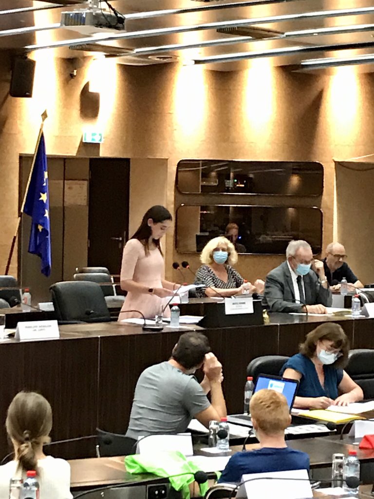 MoselleCD57's tweet photo. @CdjMoselle Maÿlis Kremer, Présidente du Conseil départemental junior de la #Moselle ouvre la séance plénière. Elle présente à l’assemblée Israa BRIKI, la nouvelle conseillère junior du canton de #Metz2 #jeunesse #citoyennete #democratie @UNICEF_FR https://t.co/g0HiCjZQ3l