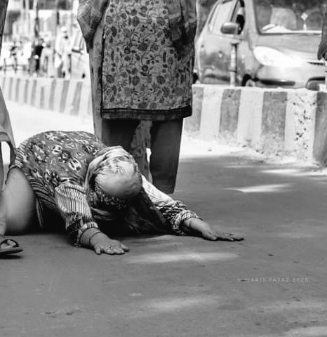 Posh_Baahar's tweet photo. "Chaman bhi Qaid ban jaata hai ".

Mother of Irfan Ahmed
#SoporeCustodialKilling https://t.co/ShO4P69dN1