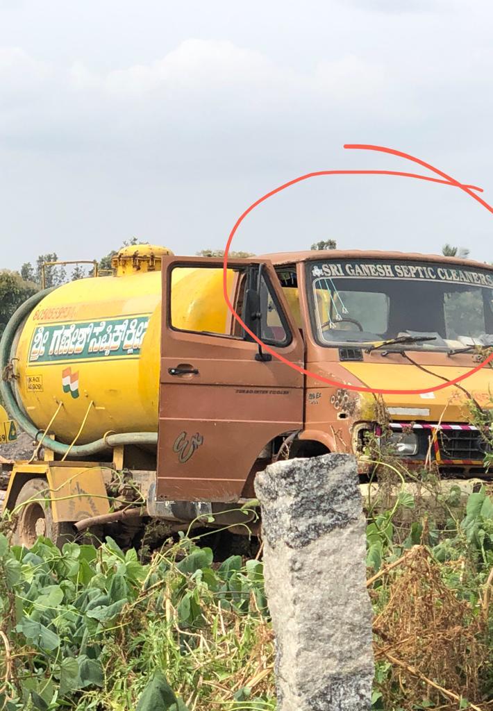 sahilintell's tweet photo. @BBMP_MAYOR @BBMPSWMSplComm  @BBMPSWMJtComm @ArvindLBJP @PCMohanMP @swachhbharat @SwachhBharatGov 

Garbage being dumped in plots next to Ahad Excellencia Society and Notre dam school. Village: Chikkanayakanahalli, Bangalore East. Trucks used have written BBMP at work.
Refer pics https://t.co/j7sI1iYbsu